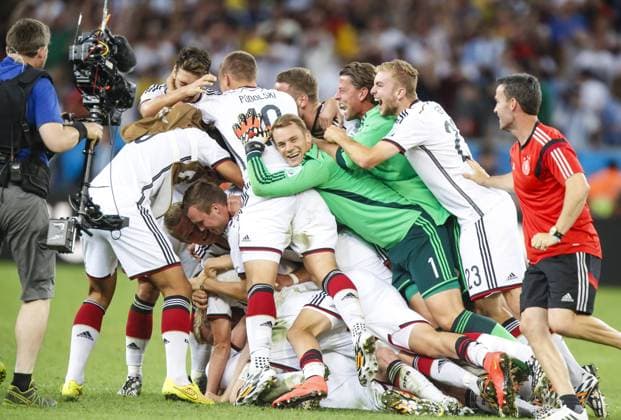 Team Jubel Manuel NEUER, DFB 1 Haufen Roman WEIDENFELLER, TW DFB 22 Christoph KRAMER, DFB 23 Mesut ÖZIL, DFB 8 Kevin GROSSKREUTZ, DFB 2 Lukas PODOLSKI, DFB 10 DEUTSCHLAND - ARGENTINIEN 1-0 n.V. FIFA Fussball WM FINALE Weltmeisterschaft am 13.07.2014 im Maracana Stadion von Rio de Janeiro