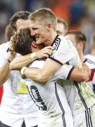 Bastian SCHWEINSTEIGER, DFB 7 MARIO GÖTZE, DFB 19 weinen, Traenen weint Jubel Freudentraenen DEUTSCHLAND - ARGENTINIEN 1-0 n.V. FIFA Fussball WM FINALE Weltmeisterschaft am 13.07.2014 im Maracana Stadion von Rio de Janeiro