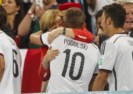 Bundeskanzlerin Angela MERKEL, umarmt Lukas PODOLSKI, DFB 10 DEUTSCHLAND - ARGENTINIEN FIFA Fussball WM FINALE Weltmeisterschaft am 13.07.2014 im Maracana Stadion von Rio de Janeiro