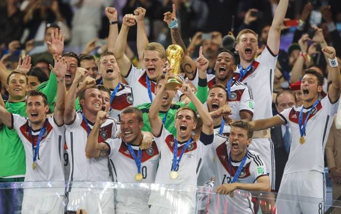 Philipp LAHM, DFB 16 Kevin GROSSKREUTZ, DFB 2 Bastian SCHWEINSTEIGER, DFB 7 Mesut ÖZIL, DFB 8 Sami KHEDIRA, DFB 6 Mario GÖTZE, DFB 19 Miroslav KLOSE, 11 DFB Manuel NEUER, DFB 1 Jerome BOATENG, DFB 20 Thomas MÜLLER, DFB 13 Toni KROOS, DFB 18 Lukas PODOLSKI, DFB 10 Weltmeister WM-Pokal, WM, Trophy, FIFA-WM-Pokal, FIFA World Cup Trophy, DEUTSCHLAND - ARGENTINIEN FIFA Fussball WM FINALE Weltmeisterschaft am 13.07.2014 im Maracana Stadion von Rio de Janeiro