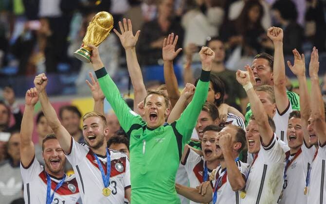 Manuel NEUER, DFB 1 Weltmeister WM-Pokal, WM, Trophy, FIFA-WM-Pokal, FIFA World Cup Trophy, DEUTSCHLAND - ARGENTINIEN FIFA Fussball WM FINALE Weltmeisterschaft am 13.07.2014 im Maracana Stadion von Rio de Janeiro