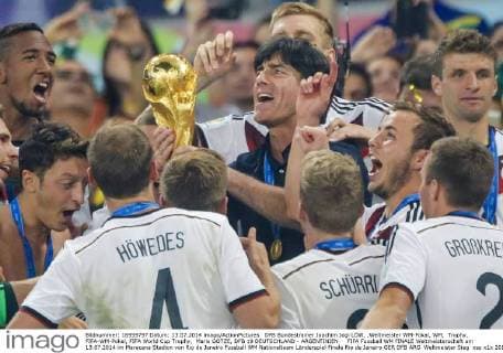 DFB Bundestrainer Joachim Jogi LÖW, ,Weltmeister WM-Pokal, WM, Trophy, FIFA-WM-Pokal, FIFA World Cup Trophy, Mario GÖTZE, DFB 19 DEUTSCHLAND - ARGENTINIEN FIFA Fussball WM FINALE Weltmeisterschaft am 13.07.2014 im Maracana Stadion von Rio de Janeiro