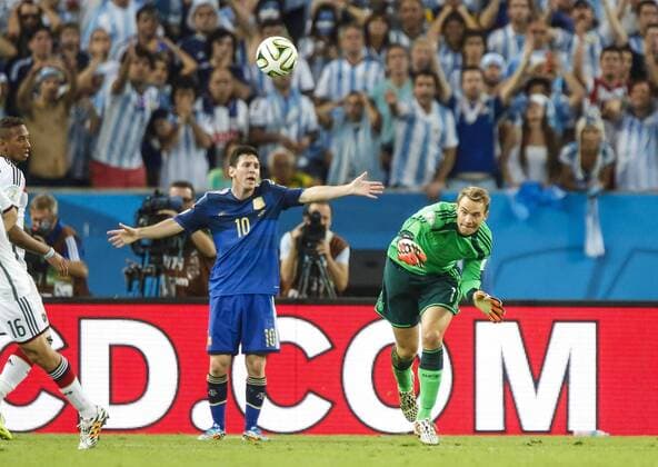 Manuel NEUER, DFB 1 Lionel MESSI, ARG 10 wehrt den Ball ab, fängt, fangen, festhalten, Aktion, Einzelbild, Freisteller, Reaktion, Faustabwehr, Fausten DEUTSCHLAND - ARGENTINIEN 1-0 n.V. FIFA Fussball WM FINALE Weltmeisterschaft am 13.07.2014 im Maracana Stadion von Rio de Janeiro