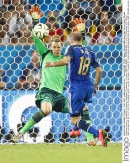 Manuel NEUER, DFB 1 Palacio, Rodrigo (18) wehrt den Ball ab, fängt, fangen, festhalten, Aktion, Einzelbild, Freisteller, Reaktion, Faustabwehr, Fausten DEUTSCHLAND - ARGENTINIEN 1-0 n.V. FIFA Fussball WM FINALE Weltmeisterschaft am 13.07.2014 im Maracana Stadion von Rio de Janeiro