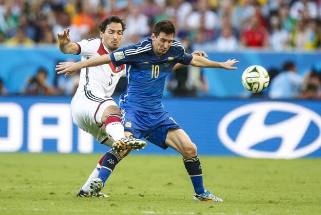 Mats HUMMELS, DFB 5 Zweikampf , Aktion um den Ball gegen Lionel MESSI, ARG 10 DEUTSCHLAND - ARGENTINIEN 1-0 n.V. FIFA Fussball WM FINALE Weltmeisterschaft am 13.07.2014 im Maracana Stadion von Rio de Janeiro