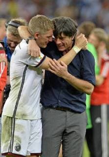 13.07.2014, Fussball WM 2014 - Finale: Deutschland - Argentinien in Rio de Janeiro, Maracana Stadion. v.l. Bastian Schweinsteiger (Deutschland) und Bundestrainer Joachim Löw (Deutschland) herzen sich. 