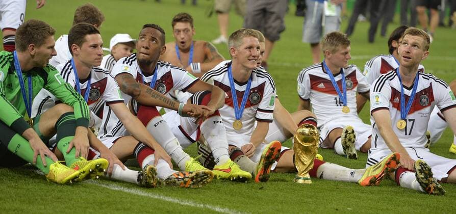 13.07.2014, Fussball WM 2014 - Finale: Deutschland - Argentinien in Rio de Janeiro, Maracana Stadion. v.l. Torwart Ron-Robert Zieler (Deutschland), Julian Draxler (Deutschland), Jerome Boateng (Deutschland), Bastian Schweinsteiger (Deutschland), Matthias Ginter (Deutschland), Toni Kroos (Deutschland) und Per Mertesacker (Deutschland) feiern die gewonnene Weltmeisterschaft, 