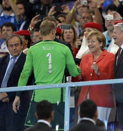 13.07.2014, Fussball WM 2014 - Finale: - Deutschland - Argentinien in Rio de Janeiro, Maracana Stadion. Bundeskanzlerin Angela Merkel (Deutschland) gratuliert Torwart Manuel Neuer (li, Deutschland) 