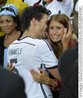 13.07.2014, Fussball WM 2014 - Finale: - Deutschland - Argentinien in Rio de Janeiro, Maracana Stadion. Mats Hummels (Deutschland) umarmt hier erst mal seine Freundin Cathy Fischer (Deutschland) 