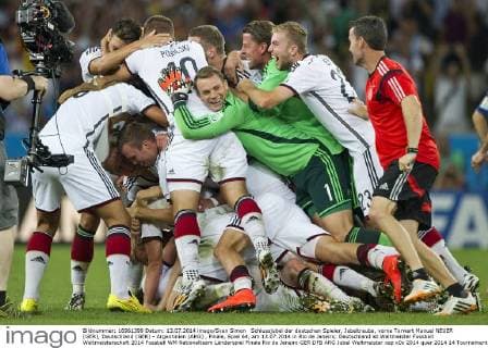 Schlussjubel der deutschen Spieler, Jubeltraube, vorne Torwart Manuel NEUER (GER), Deutschland (GER) - Argentinien (ARG) , Finale, Spiel 64, am 13.07.2014 in Rio de Janeiro; Deutschland ist Weltmeister Fussball Weltmeisterschaft 2014