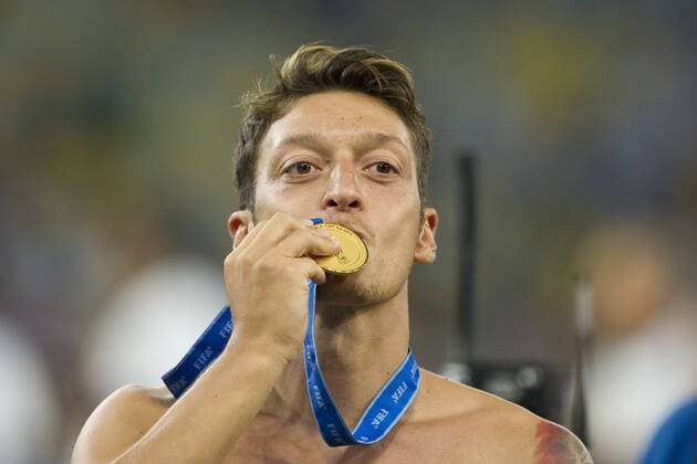 Mesut OEZIL (ÖZIL) (GER), mit nacktem Oberkoerper, kuesst die WEM-Medaille, Portrait, Portraet, Porträt, Solo, Einzel, Einzeln, Kopf Deutschland (GER) - Argentinien (ARG) , Finale, Spiel 64, am 13.07.2014 in Rio de Janeiro; Deutschland ist Weltmeister Fussball Weltmeisterschaft 2014