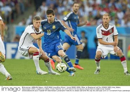 Lionel MESSI (ARG), Mitte, im Zweikampf mit Toni KROOS (GER),links, Aktion, Deutschland (GER) - Argentinien (ARG) , Finale, Spiel 64, am 13.07.2014 in Rio de Janeiro; Deutschland ist Weltmeister Fussball Weltmeisterschaft 2014