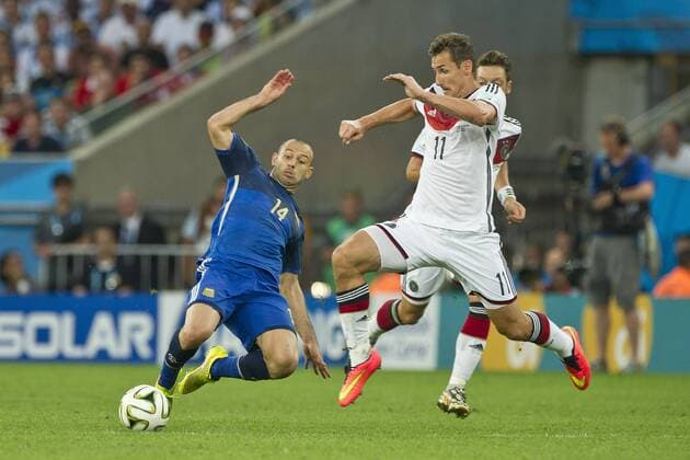 Javier MASCHERANO (ARG), links, im Zweikampf mit Miroslav KLOSE (GER), Aktion, Deutschland (GER) - Argentinien (ARG) , Finale, Spiel 64, am 13.07.2014 in Rio de Janeiro; Deutschland ist Weltmeister Fussball Weltmeisterschaft 2014