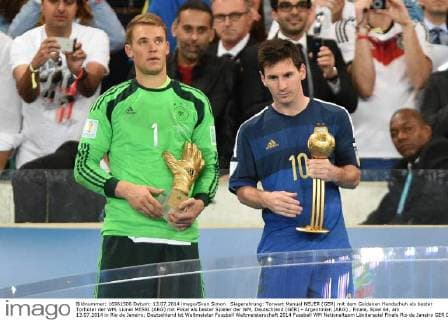 Siegerehrung: Torwart Manuel NEUER (GER) mit dem Goldenen Handschuh als bester Torhüter der WM, Lionel MESSI (ARG) mit Pokal als bester Spieler der WM, Deutschland (GER) - Argentinien (ARG) , Finale, Spiel 64, am 13.07.2014 in Rio de Janeiro; Deutschland ist Weltmeister Fussball Weltmeisterschaft 2014