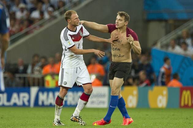 Benedikt Höwedes (GER) wehrt den Flitzer Vitaly Zdorovetskiy (RUS) ab; Störung, Störung; Deutschland (GER) - Argentinien (ARG) , Finale, Spiel 64, am 13.07.2014 in Rio de Janeiro; Deutschland ist Weltmeister Fussball Weltmeisterschaft 2014