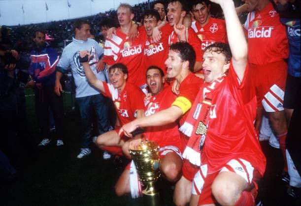 Team, Mannschaft, Mannschaftsfoto Bayer 04 Leverkusen mit dem DFB Pokal, DFB Pokal Finale am 12.06.1993, hi.v.li.: Markus Happe, Pavel Hapal, Andreas Thom, Ioan Lupescu, vorn: Christian Wörns, Ulf Kirsten, Franco Foda, Heiko Scholz