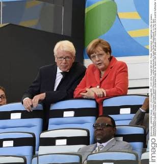 13.07.2014, Fussball WM 2014 - Finale: Deutschland - Argentinien in Rio de Janeiro, Maracana Stadion. v.li: Liga-Präsident Reinhard Rauball (Deutschland) und Bundeskanzlerin Angela Merkel (Deutschland) vor dem Spiel. 