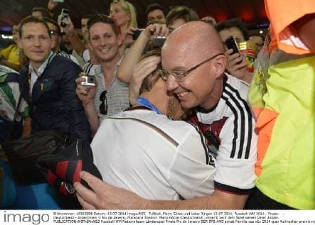 Fußball, Mario Götze und Vater Jürgen 13.07.2014, Fussball WM 2014 - Finale: - Deutschland - Argentinien in Rio de Janeiro, Maracana Stadion. Mario Götze (Deutschland) umramt nach dem Spiel seinen Vater Jürgen. 
