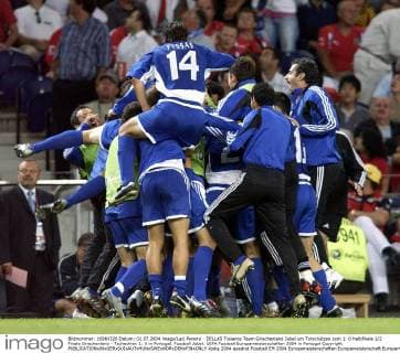 DELLAS Traianos Team Griechenland Jubel um Torschützen zum 1: 0 Halbfinale 1 2 Finale Griechenland - Tschechien 1: 0 in Portugal. Fussball Jubel. UEFA Fussball Europameisterschaften 2004 in Portugal Copyright 