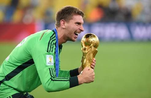 FUSSBALL WM 2014 FINALE Deutschland - Argentinien 13.07.2014 DEUTSCHLAND FEIERT DEN WM TITEL: Torwart Ron-Robert Zieler jubelt mit dem WM Pokal