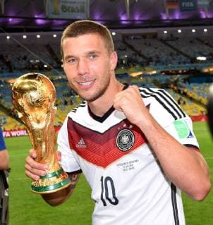 FUSSBALL WM 2014 FINALE Deutschland - Argentinien 13.07.2014 DEUTSCHLAND FEIERT DEN WM TITEL: Lukas Podolski jubelt mit dem WM Pokal