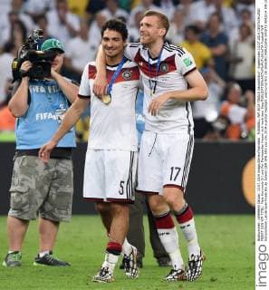 FUSSBALL WM 2014 FINALE Deutschland - Argentinien 13.07.2014 DEUTSCHLAND FEIERT DEN WM TITEL: Mats Hummels (li) und Per Mertesacker freuen sich nach dem Sieg