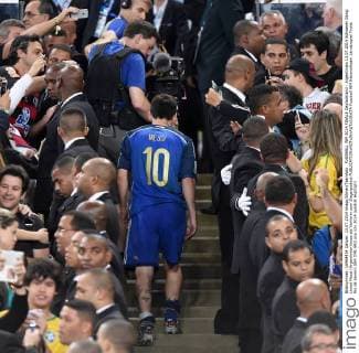FUSSBALL WM 2014 FINALE Deutschland - Argentinien 13.07.2014 Schwerer Gang: Lionel Messi (Argentinien)muss als Verlierer zum Siegerpodest