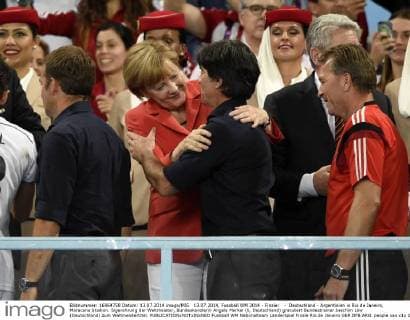 13.07.2014, Fussball WM 2014 - Finale: - Deutschland - Argentinien in Rio de Janeiro, Maracana Stadion. Sigerehrung der Weltmeister, Bundeskanzlerin Angela Merkel (li, Deutschland) gratuliert Bundestrainer Joachim Löw (Deutschland) zum Weltmeistertitel. 