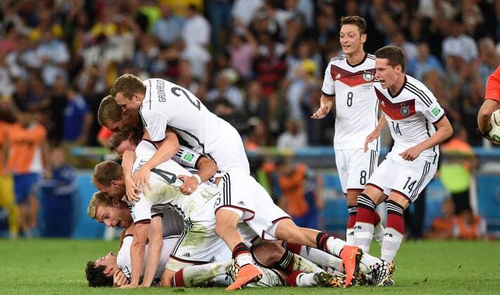 FUSSBALL WM 2014 FINALE Deutschland - Argentinien 13.07.2014 Jubel der deutschen Mannschaft: Mats Hummels, Per Mertesacker, Benedikt Hoewedes, Mario Goetze, Kevin Grosskreutz, Mesut Özil und Julian Draxler (v.l., alle Deutschland)
