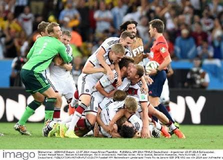 FUSSBALL WM 2014 FINALE Deutschland - Argentinien 13.07.2014 Schlussjubel: Torwart Manuel Neuer, Bastian Schweinsteiger, Kevin Grosskreutz, Matthias Ginter, Mario Goetze, Benedikt Hoewedes, Mats Hummels (v.l. alle Deutschland)