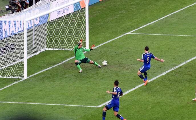 FUSSBALL WM 2014 FINALE Deutschland - Argentinien 13.07.2014 Gonzalo Higuain (re, Argentinien) ueberwindet Torwart Manuel Neuer (li, Deutschland). Das Tor wird jedoch wegen Abseits nicht anerkannt