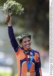 ZIJLAARD van MOORSEL Leontien Olympiasiegerin Strassenrennen Zeitfahren Olympische Sommerspiele 2004 in Athen. Rad Siegeehrung. 