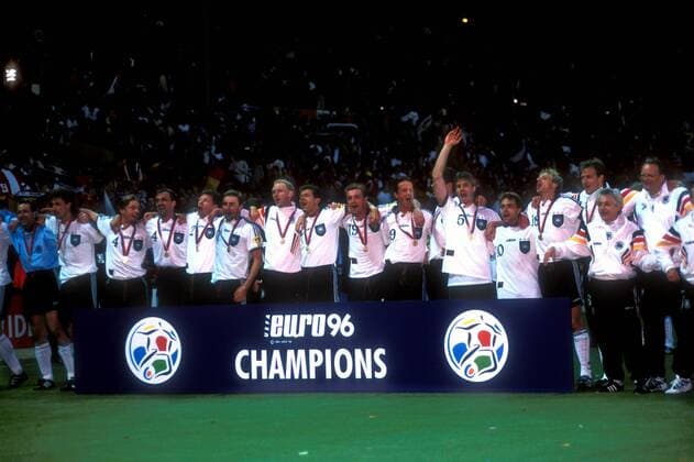 TEAM MANNSCHAFT DEUTSCHLAND EUROPAMEISTER bei der Siegeehrung UEFA Fussball Europameisterschaften 1996 in England Fussball Finale Fussball Europameisterschaften 1996 in Wembley Tschechien-Deutschland 
