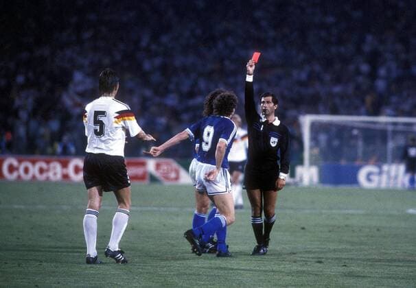 DEZOTTI Gustavo FINALSPIEL Team_ARG bekommt die rote Karte FIFA Fussball Weltmeisterschaften 1990 in Italien Finalspiel Stadio Olimpico FINALE Deutschland_Argentinien 1_0 in Rom Fussball Verwarnung rote Karte 