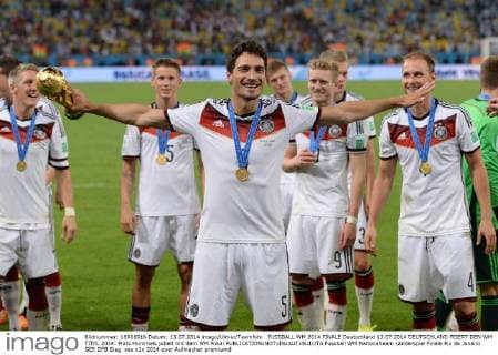 FUSSBALL WM 2014 FINALE Deutschland 13.07.2014 DEUTSCHLAND FEIERT DEN WM TITEL 2014: Mats Hummels jubelt mit dem WM Pokal