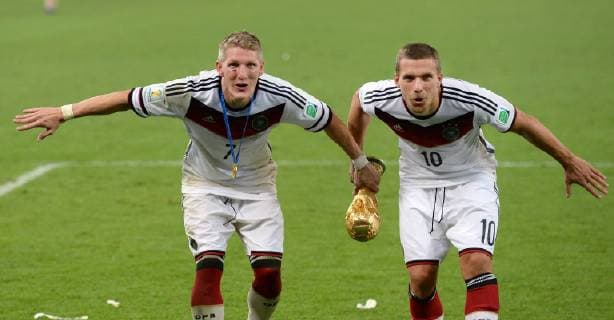 FUSSBALL WM 2014 FINALE Deutschland 13.07.2014 DEUTSCHLAND FEIERT DEN WM TITEL 2014: Bastian Schweinsteiger (li) und Lukas Podolski jubeln mit dem WM Pokal