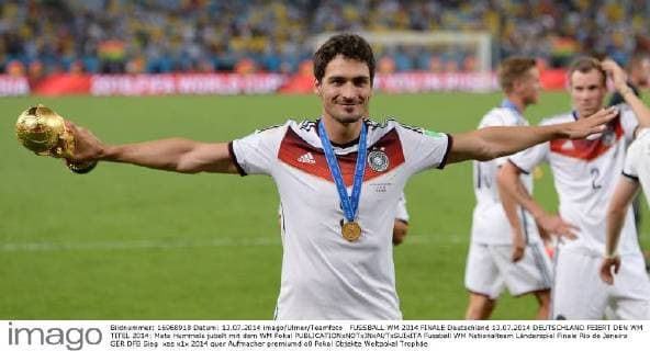 FUSSBALL WM 2014 FINALE Deutschland 13.07.2014 DEUTSCHLAND FEIERT DEN WM TITEL 2014: Mats Hummels jubelt mit dem WM Pokal