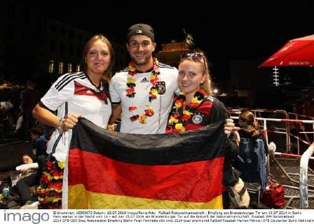 Fußball Nationalmannschaft - Empfang am Brandenburger Tor am 15.07.2014 in Berlin Fans warten in der Nacht vom 14.- auf den 15.07.2014 am Brandenburger Tor auf die Ankunft der Nationalmannschaft.