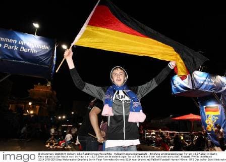 Fußball Nationalmannschaft - Empfang am Brandenburger Tor am 15.07.2014 in Berlin Fans warten in der Nacht vom 14.- auf den 15.07.2014 am Brandenburger Tor auf die Ankunft der Nationalmannschaft.