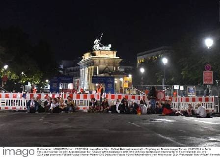 Fußball Nationalmannschaft - Empfang am Brandenburger Tor am 15.07.2014 in Berlin Fans übernachten vor dem Brandenburger Tor