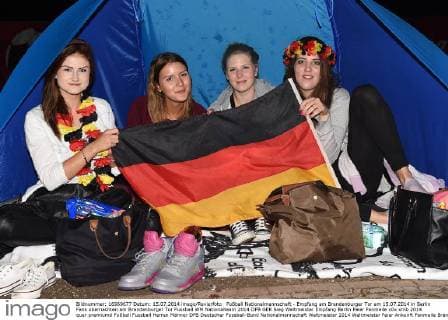 Fußball Nationalmannschaft - Empfang am Brandenburger Tor am 15.07.2014 in Berlin Fans übernachten am Brandenburger Tor
