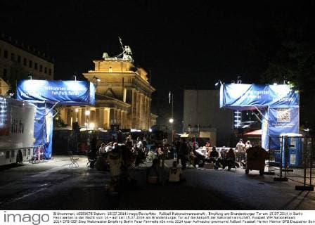 Fußball Nationalmannschaft - Empfang am Brandenburger Tor am 15.07.2014 in Berlin Fans warten in der Nacht vom 14.- auf den 15.07.2014 am Brandenburger Tor auf die Ankunft der Nationalmannschaft.