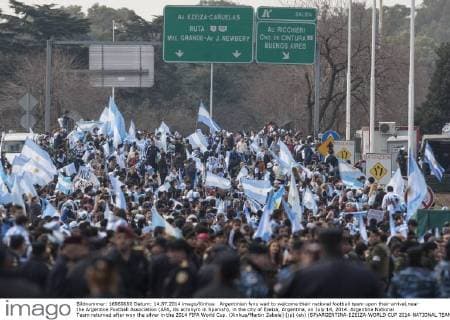 Argentinian fans wait to welcome their national football team upon their arrival,near the Argentine Football Association (AFA, its acronym in Spanish), in the city of Ezeiza, Argentina, on July 14, 2014. Argentina National Team returned after won the silver in the 2014 FIFA World Cup. (Xinhua Martin Zabala) (jp) (ah) (SP)ARGENTINA-EZEIZA-WORLD CUP 2014-NATIONAL TEAM 
