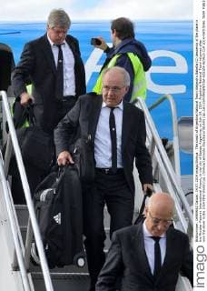 The coach of Argentina National Team Alejandro Sabella (C) descends of the plane in the Minister Pistarini International Airport, in the city of Ezeiza, Argentina, on July 14, 2014. Argentina National Team returned after won the silver in the 2014 FIFA World Cup. (Xinhua Leonardo Zavattaro TELAM) (jp) (ah) (SP)ARGENTINA-EZEIZA-WORLD CUP 2014-NATIONAL TEAM 