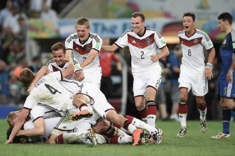 13.07.2014, xbtx, Fussball WM 2014, Finale Deutschland - Argentinien, v.l. Per Mertesacker (Deutsche Fussball Nationalmannschaft DFB), Benedikt Höwedes (Deutsche Fussball Nationalmannschaft DFB), Mario Götze (Deutsche Fussball Nationalmannschaft DFB), Matthias Ginter (Deutsche Fussball Nationalmannschaft DFB), Kevin Grosskreutz (Deutsche Fussball Nationalmannschaft DFB), Mesut Özil (Deutsche Fussball Nationalmannschaft DFB) jubeln jubelt nach Spielende.