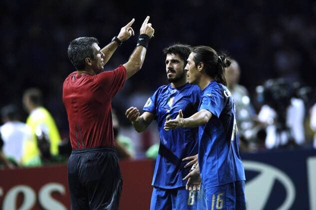 GATTUSO Gennaro und CAMORANESI Mauro Team_Italien mit Schiedsrichter ELIZONDO Horacio ARG FIFA_Fussball Weltmeisterschaften 2006 in Deutschland Fussball Finale Italien-Frankreich im Berliner Olympiastadion 