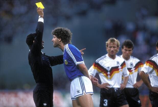 DEZOTTI Gustavo FINALSPIEL Team_ARG bekommt die gelbe Karte FIFA Fussball Weltmeisterschaften 1990 in Italien Finalspiel Stadio Olimpico FINALE Deutschland_Argentinien 1_0 in Rom Fussball Verwarnung gelbe Karte 