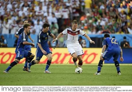 13.07.2014, Fussball WM 2014 - Finale: Deutschland - Argentinien in Rio de Janeiro, Maracana Stadion. v.l. Lionel Messi (Argentinien) gegen Bastian Schweinsteiger (Deutschland) 