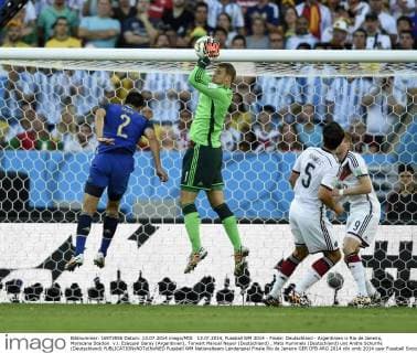 13.07.2014, Fussball WM 2014 - Finale: Deutschland - Argentinien in Rio de Janeiro, Maracana Stadion. v.l. Ezequiel Garay (Argentinien), Torwart Manuel Neuer (Deutschland) , Mats Hummels (Deutschland) und Andre Schürrle (Deutschland) 
