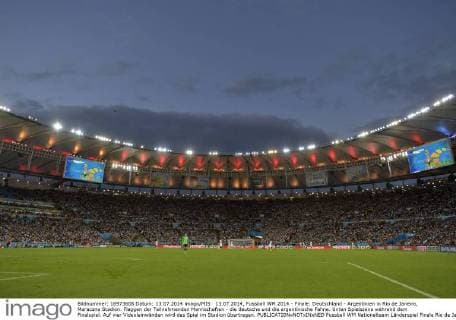 1 Jahr bis WM 2022: Historie, Stadien und Architektur 13.07.2014, Fussball WM 2014 - Finale: Deutschland - Argentinien in Rio de Janeiro, Maracana Stadion. Flaggen der Teilnehmenden Mannschaften - die deutsche und die argentinische Fahne. Unten Spielszene während dem Finalspiel. Auf vier Videoleinwänden wird das Spiel im Stadion übertragen. 